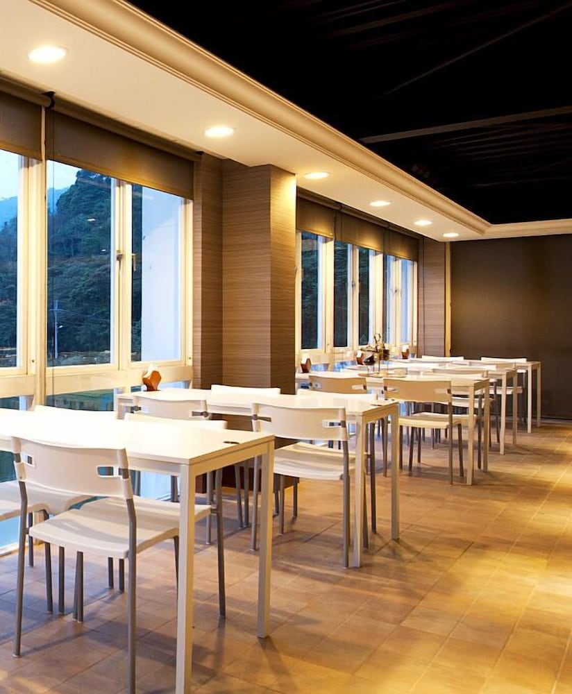 Lakeside Resort Hotel 30/50