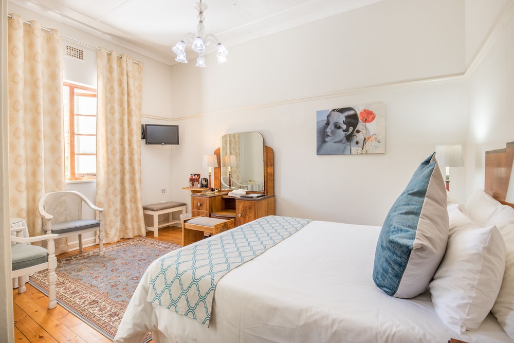 Montagu Country Hotel 39/89
