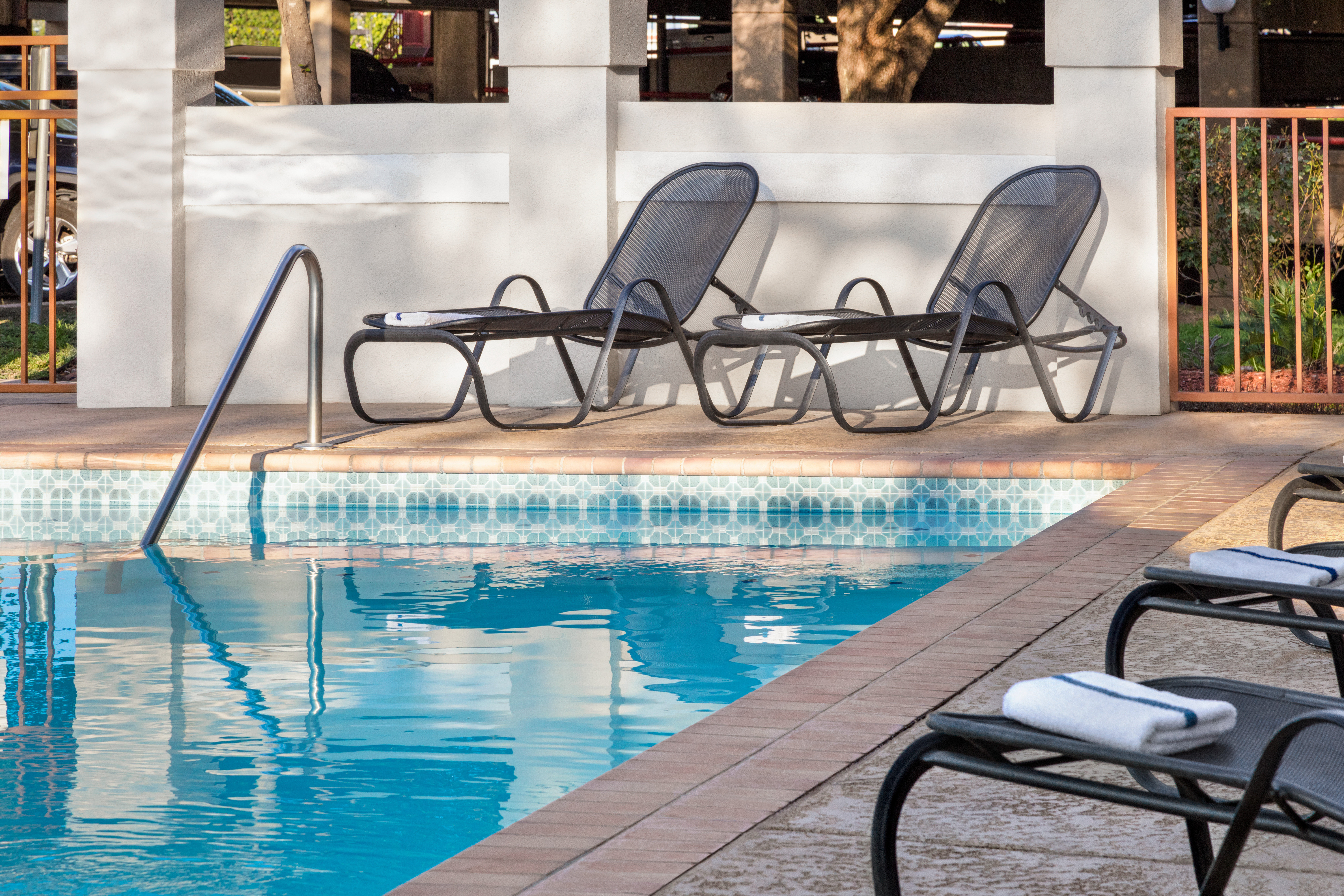 Holiday Inn Express San Antonio-Airport 36/57