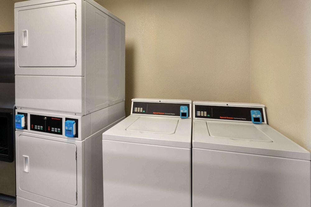 SYLO Hotel Denver Airport, a Ramada by Wyndham 5/57
