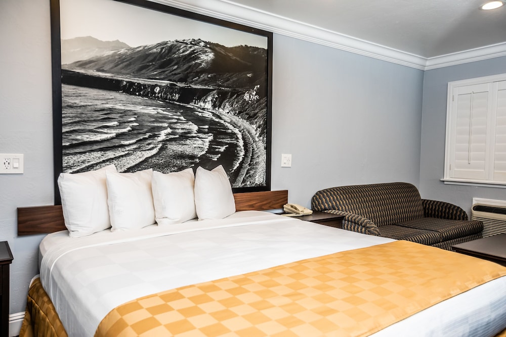 Super 8 By Wyndham Monterey/Carmel 20/48