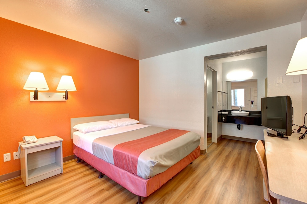 Motel6 Westminster, CA - North 20/60