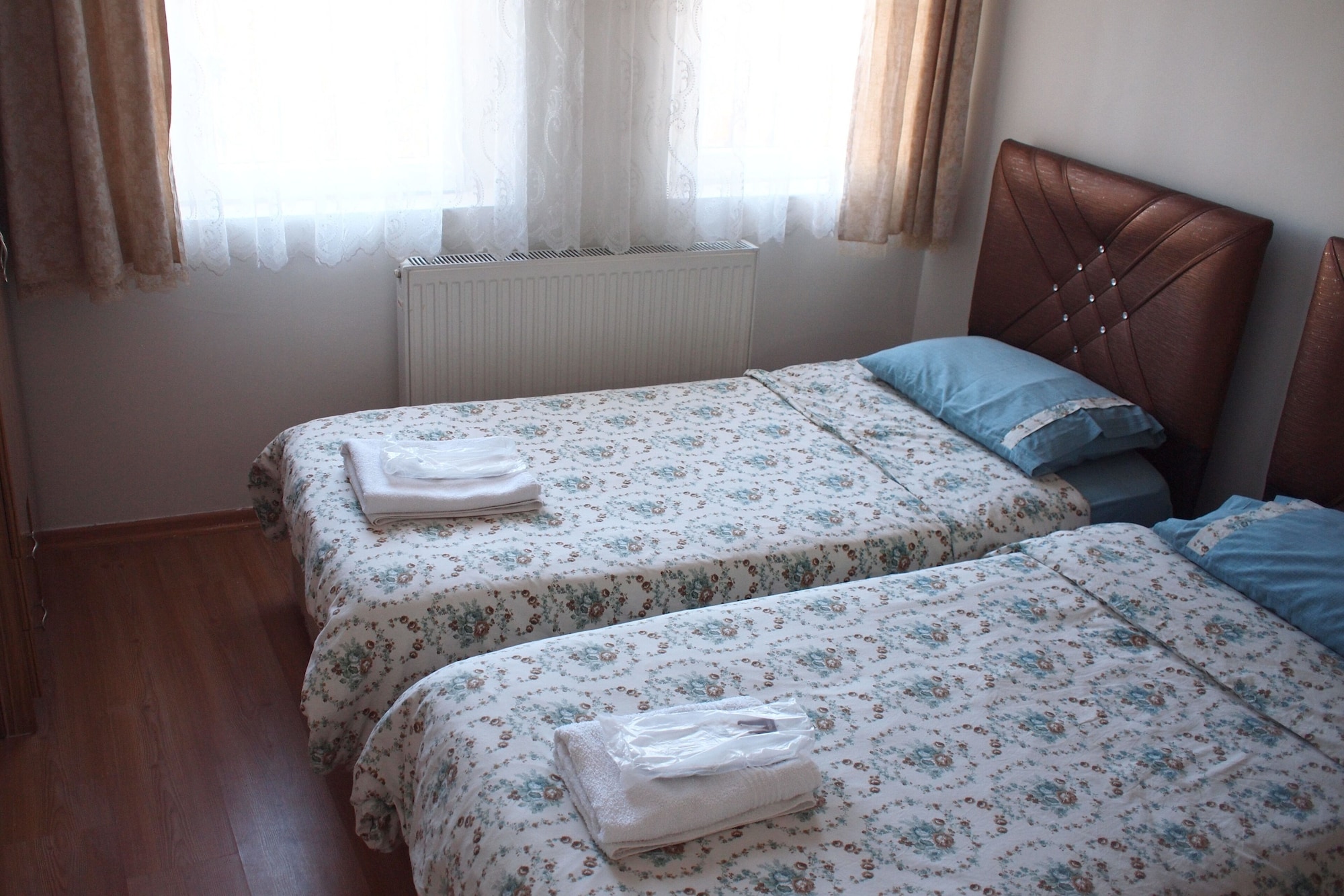 ROOM, TWIN BEDS