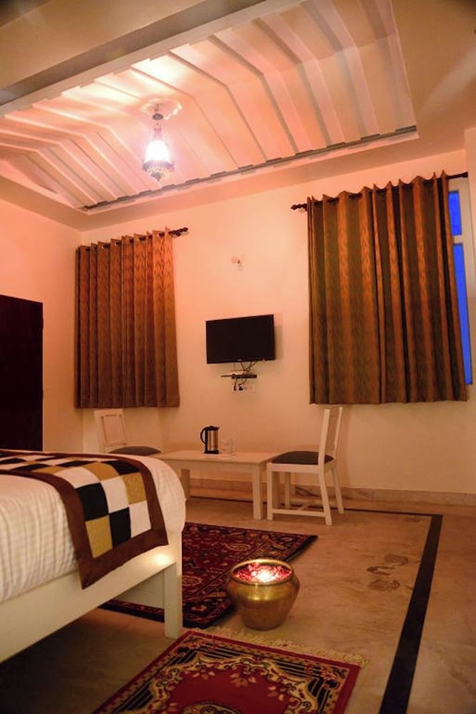 Fabhotel Dior Pink City 19/40