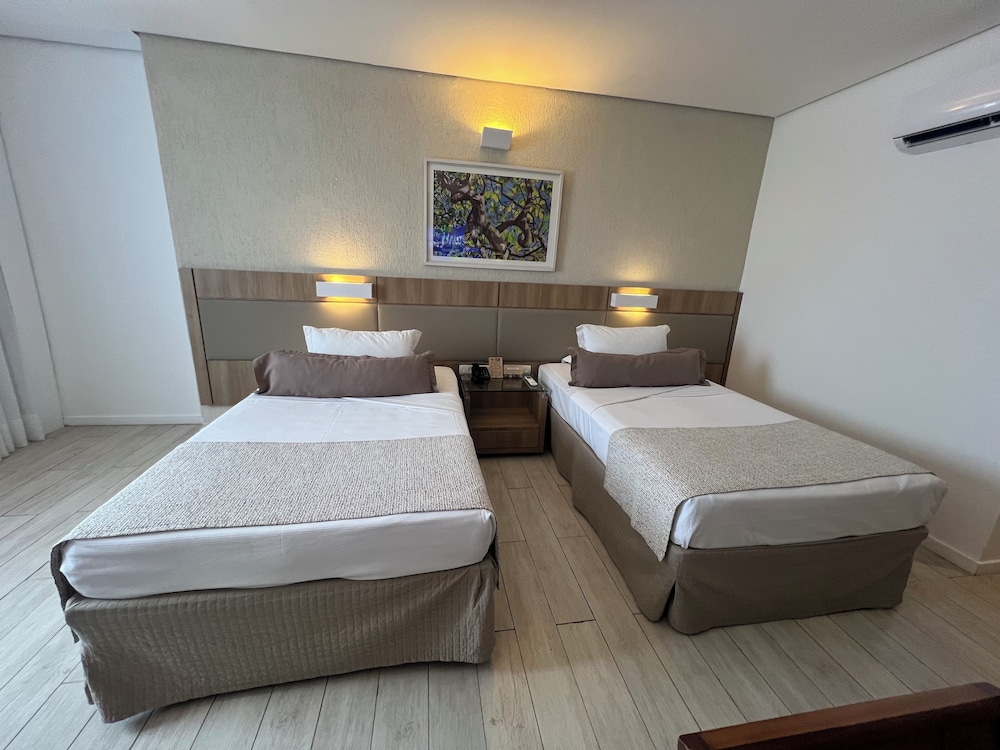 MASTER, TWIN BEDS
