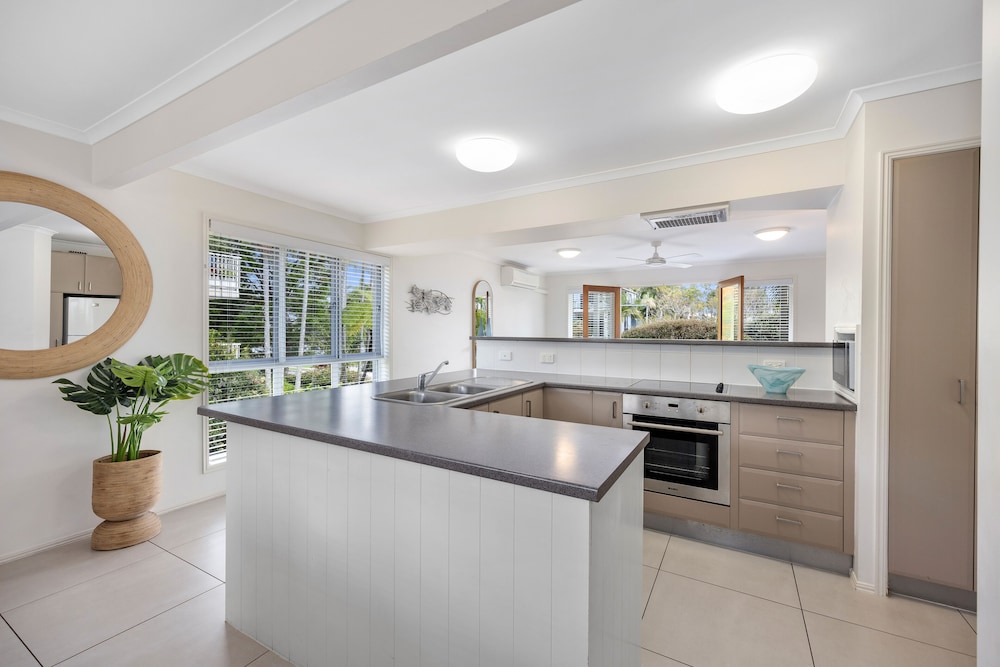 NOOSA OUTRIGGER BEACH RESORT 7/73