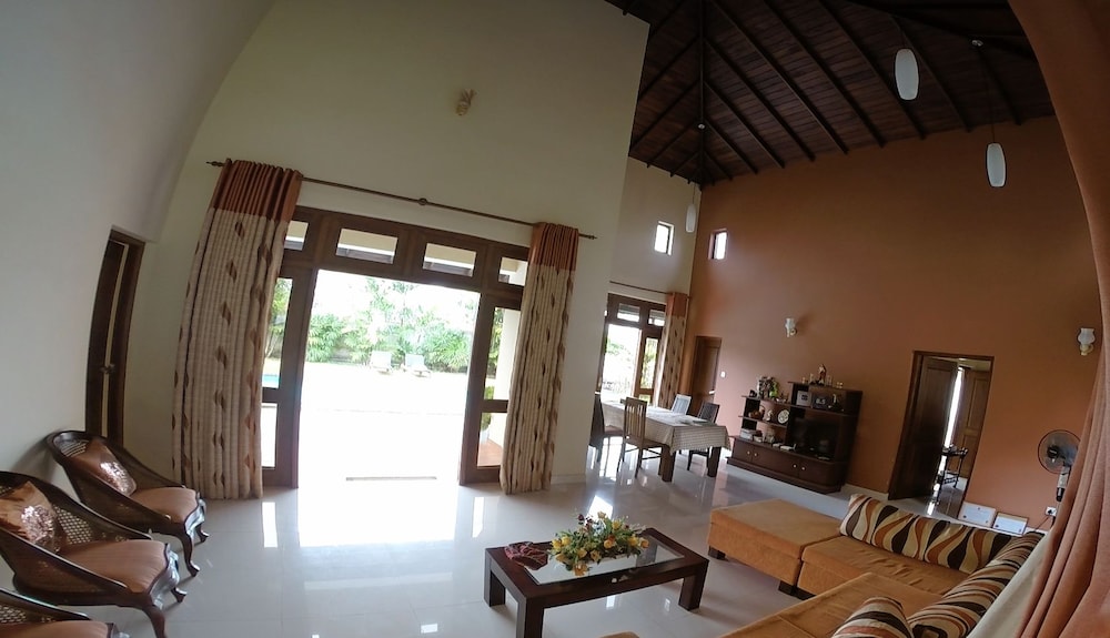 Airport Villa 40/57