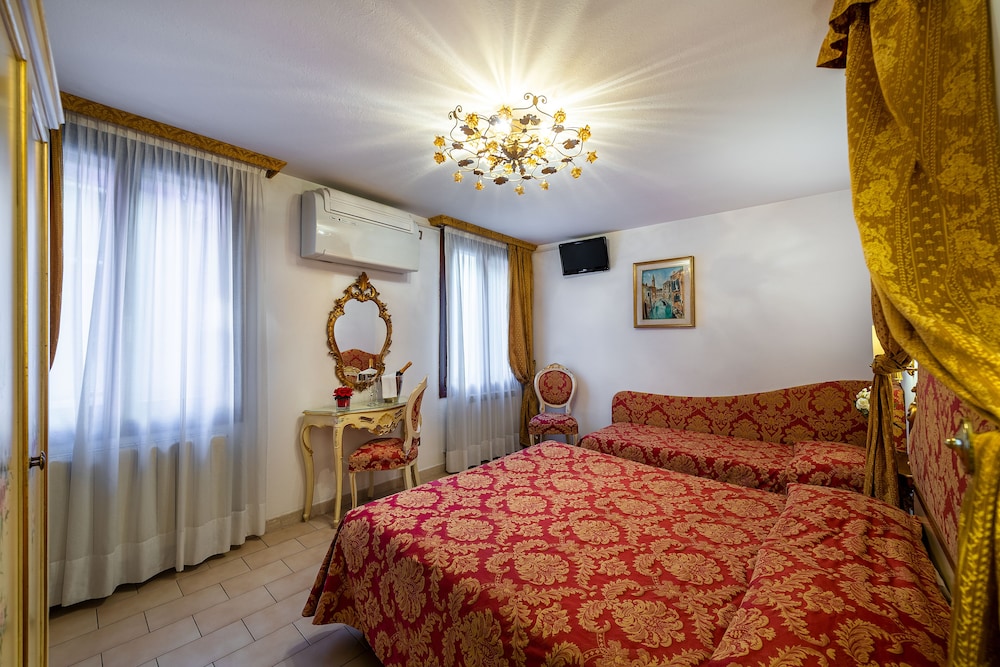 SUPERIOR, DOUBLE BED, CANAL VIEW