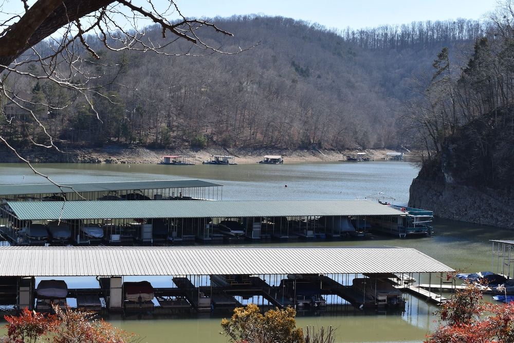 Holiday Inn Express Suites Caryville 11/57
