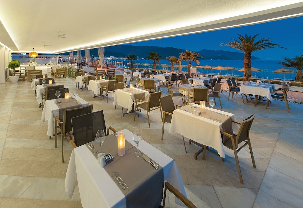 The Beachfront Hotel - Adults Only +16 25/49