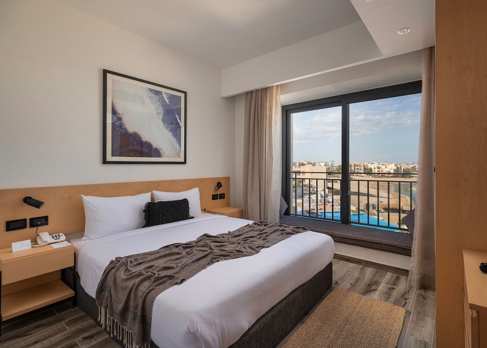 Junior Suite, Queen Bed, Lagoon View, Sofa