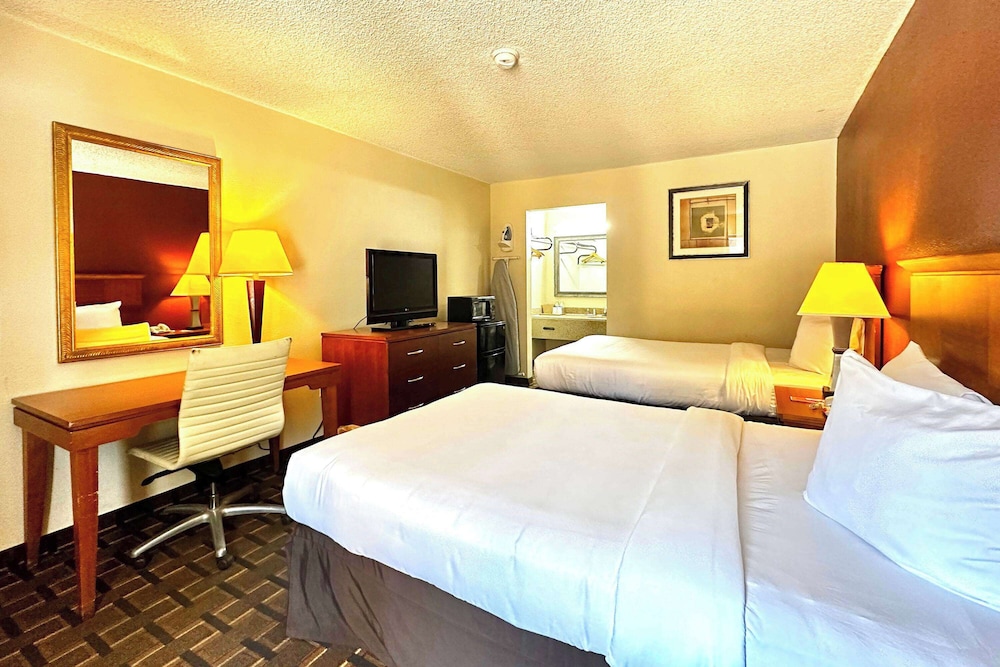Days Inn & Suites by Wyndham Bossier City 16/50