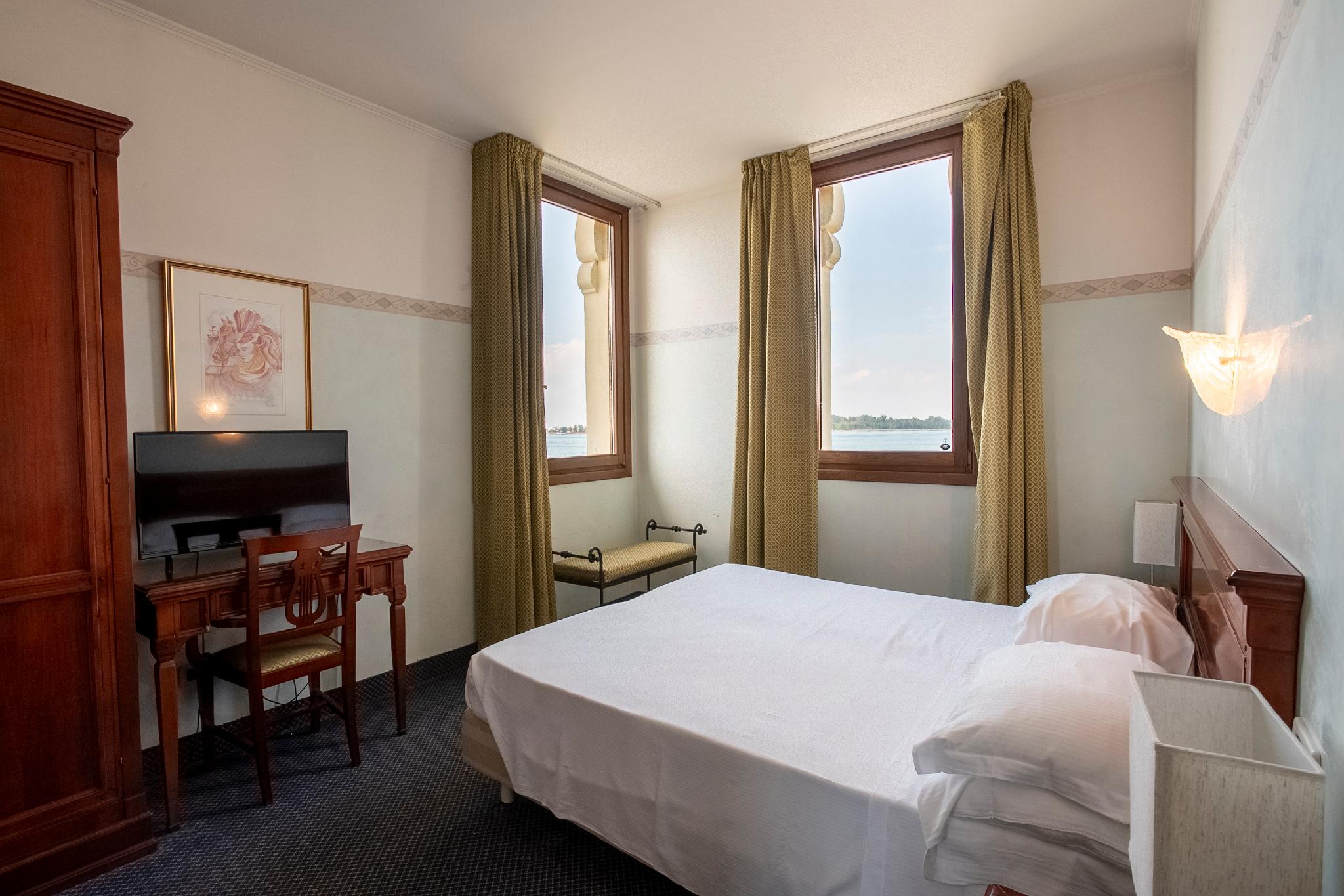Room, Lagoon View