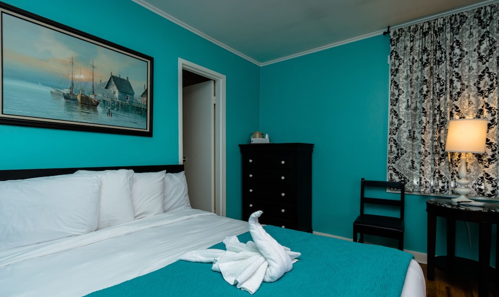 Couple, Queen Bed