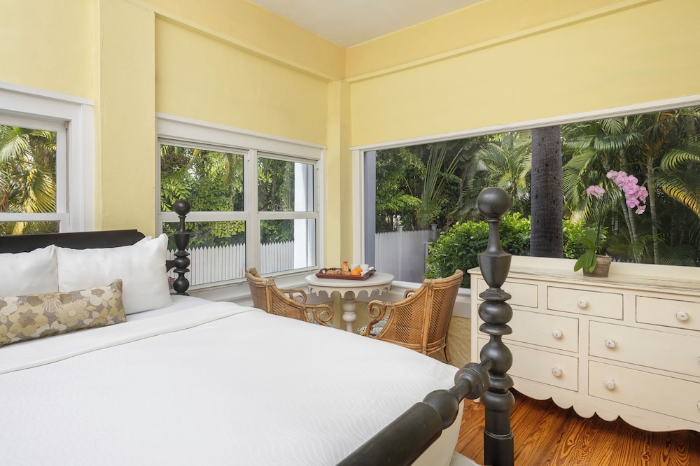 DELUXE, QUEEN BED