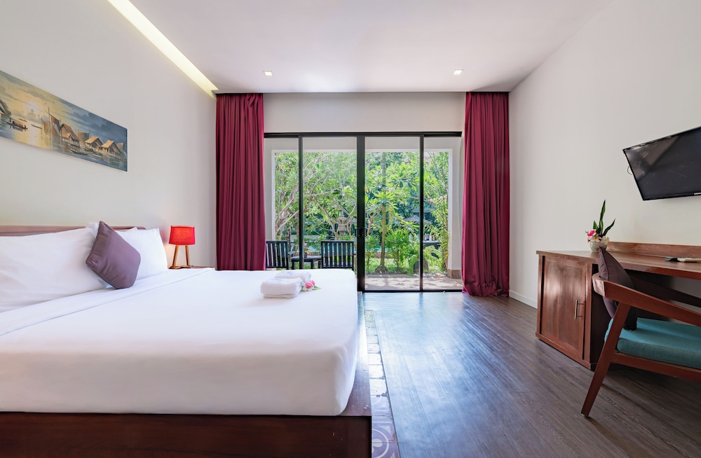 Signature, Suite, King Bed, Infinity Pool Side