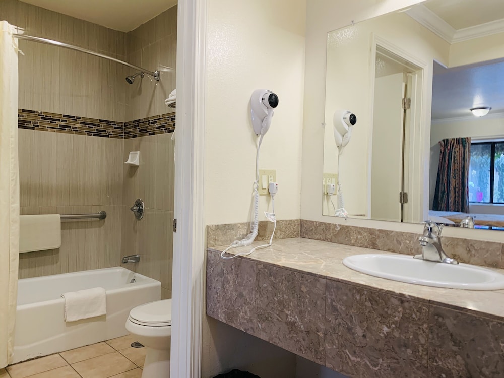 Monterey Oceanside Inn 13/43
