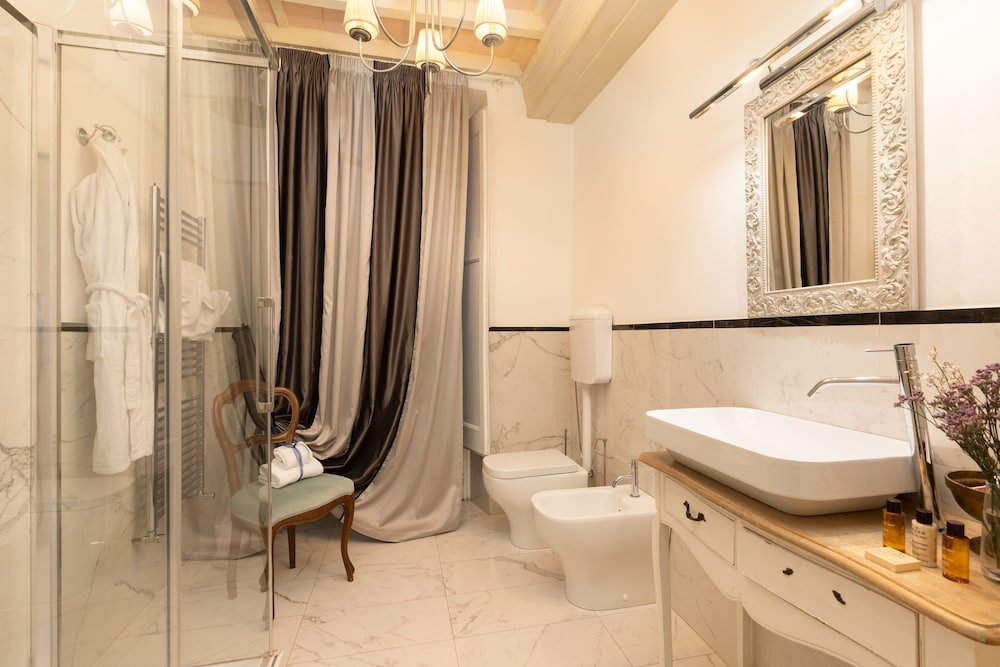 DELUXE, SUITE, JETTED TUB