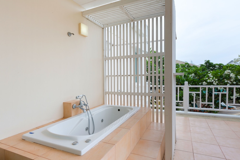 Baan Poolom Beachfront Condominium 48/50