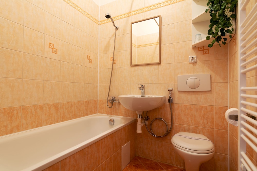 STANDARD, TRIPLE, MULTIPLE BEDS, COURTYARD VIEW