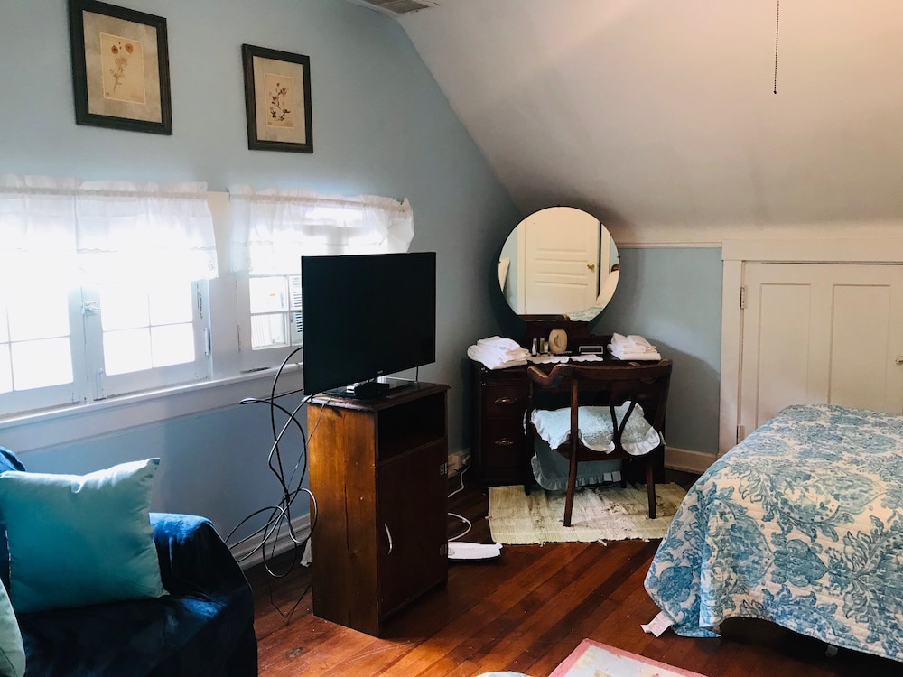 Six Acres Bed Breakfast 28/33