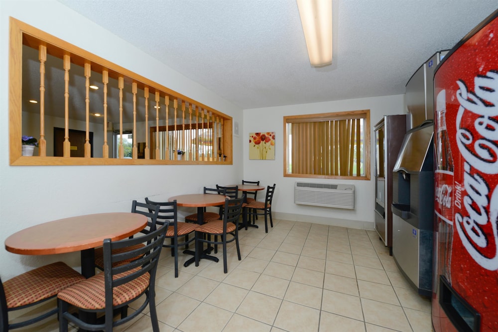 Americas Best Value Inn Charlotte Mi 23/30