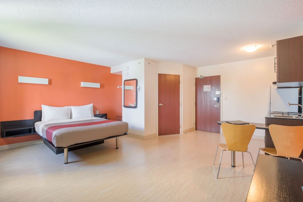 Deluxe, Queen Bed, Kitchenette