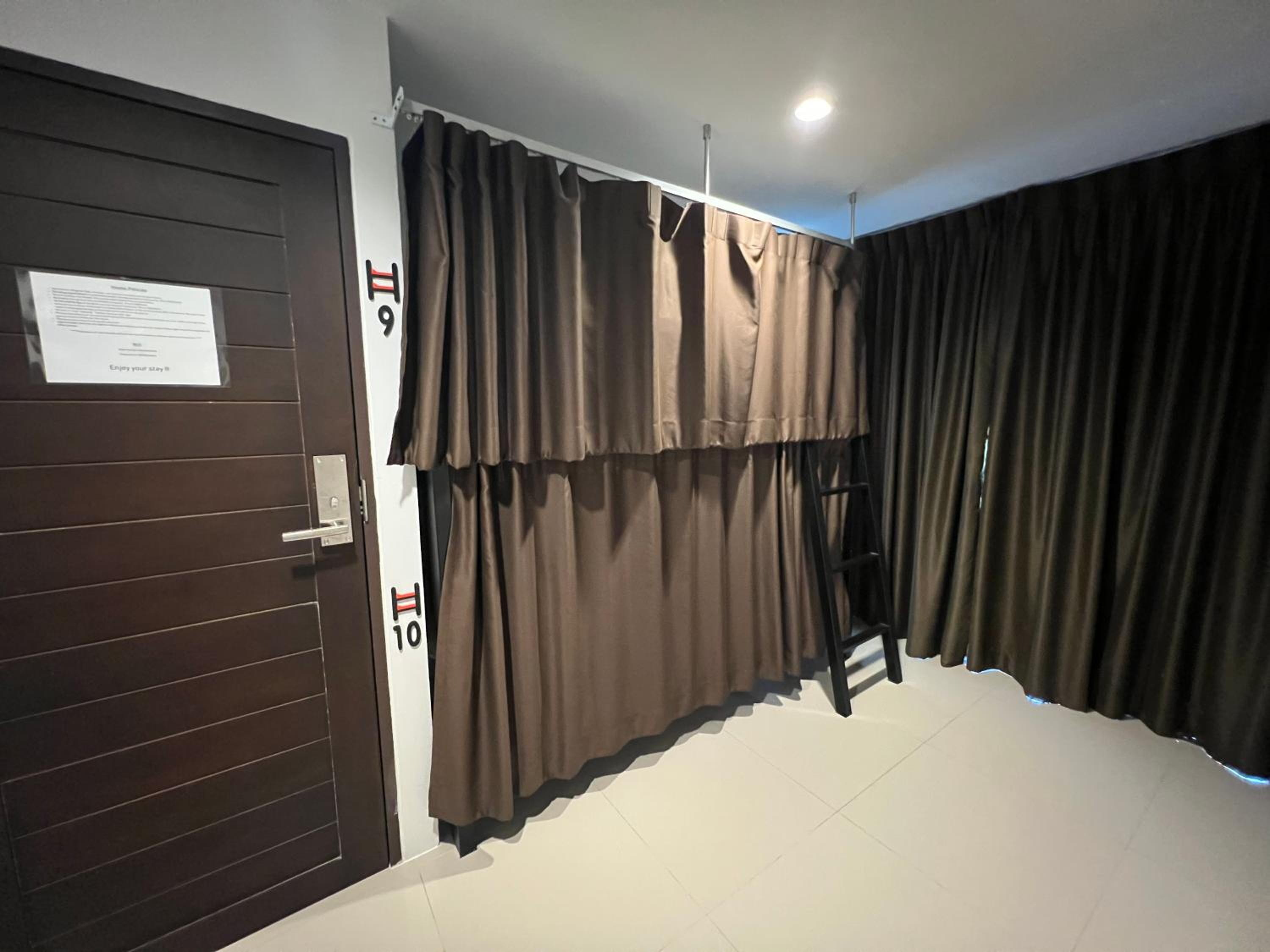 Litera Hostel Adults Only 46/71
