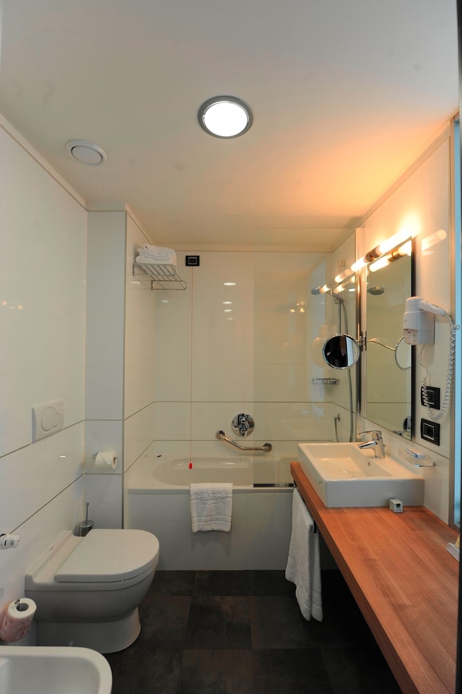 DOUBLETREE BY HILTON MILAN 14/83