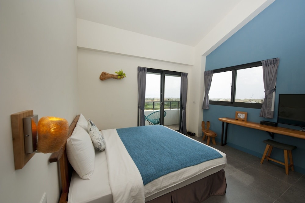 SUPERIOR, QUEEN BED, BALCONY