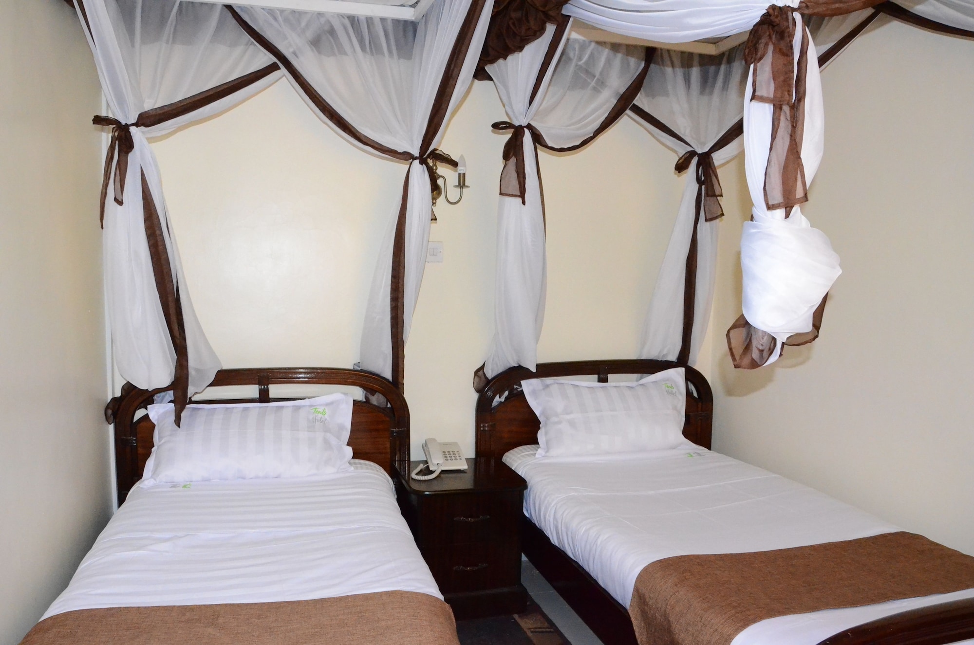 DELUXE, TWIN BEDS
