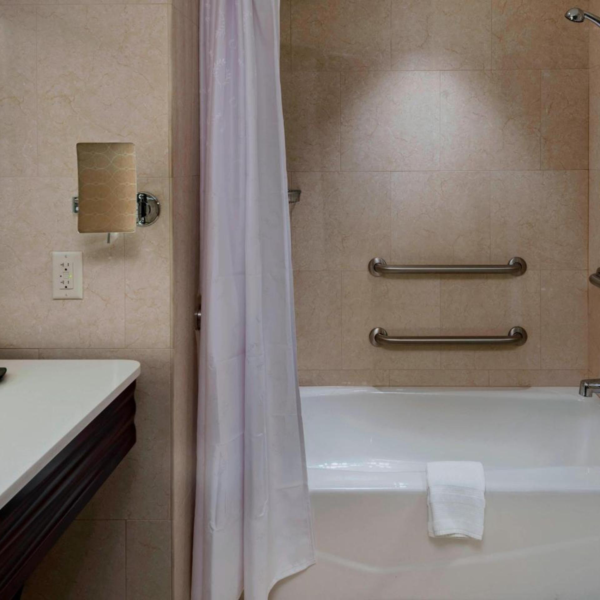 Room, 2 Queen Beds, Pool View, Sheraton Austin Georgetown Hotel Conference Center 16/17