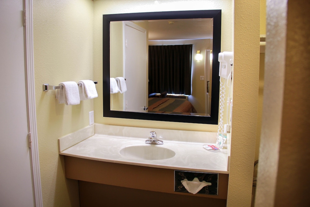 Relax Inn &amp; Suites 76/82
