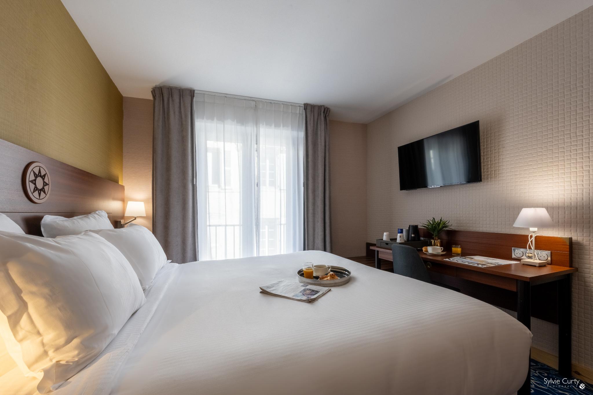 Select, Queen Bed, Street View