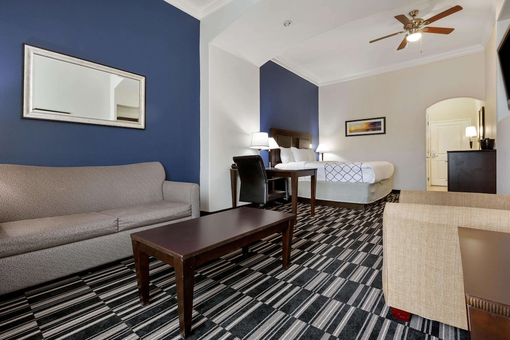 La Quinta Inn & Suites by Wyndham Alvin 36/55