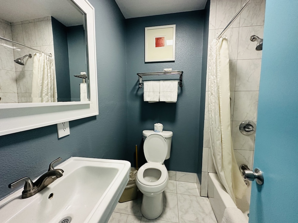 Casa Blanca Inn & Suites 62/67