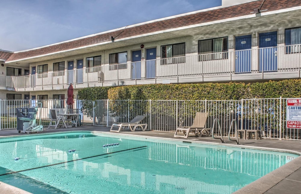 Motel6 Mojave, CA 8/69