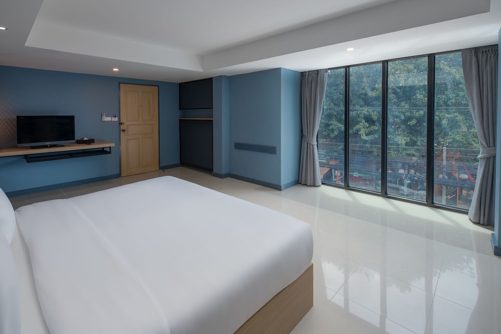DELUXE, CITY VIEW