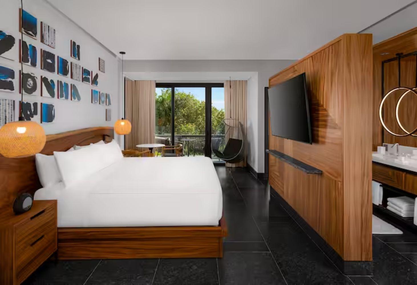 Room, King Bed, Tropical View, Balcony