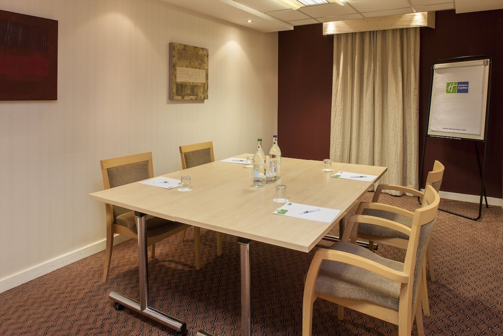 Holiday Inn Express London Stansted Airport 28/33