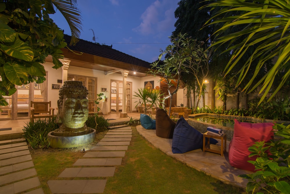 Bale Seminyak 10/16