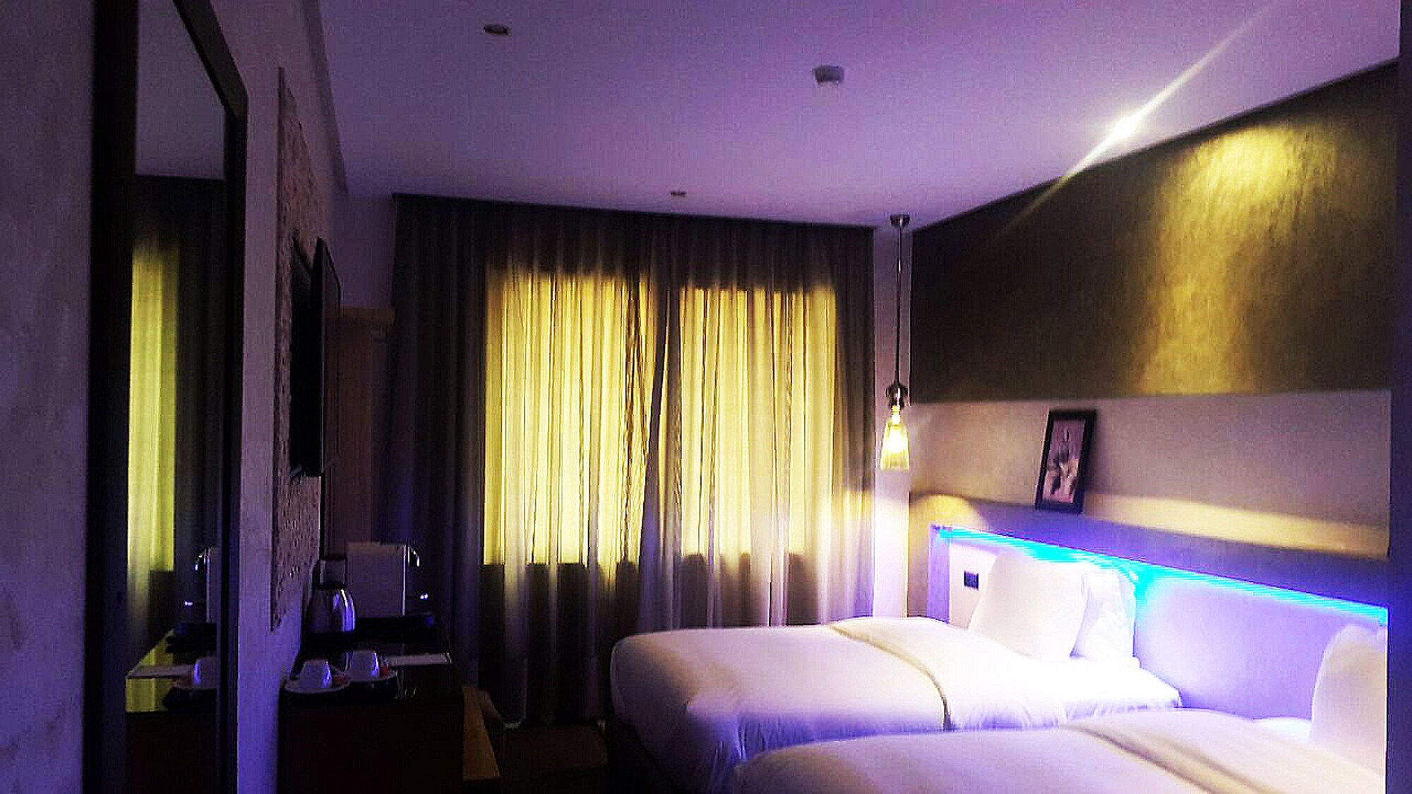 DELUXE, TWIN BEDS
