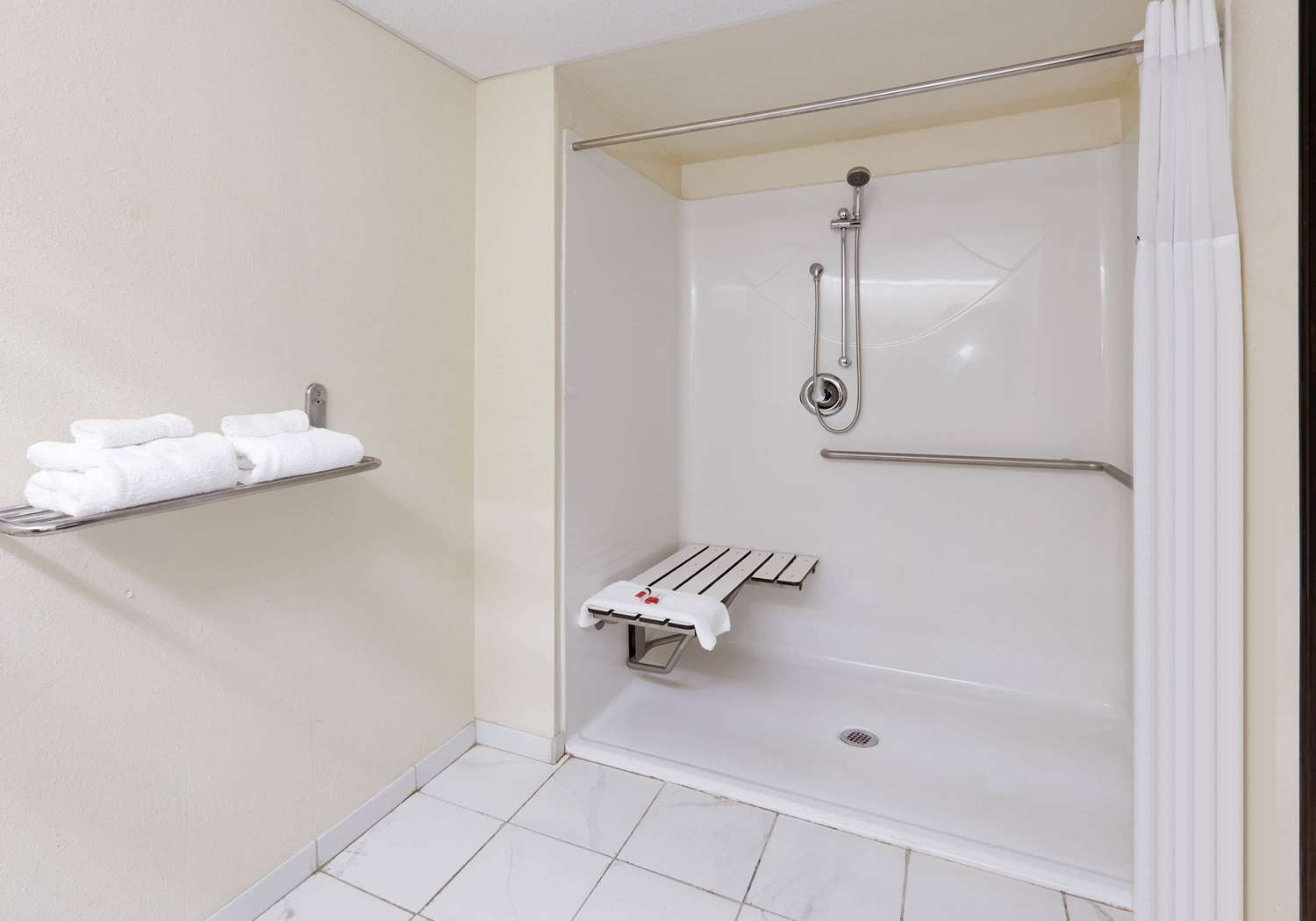 Days Inn & Suites by Wyndham Bentonville 18/19