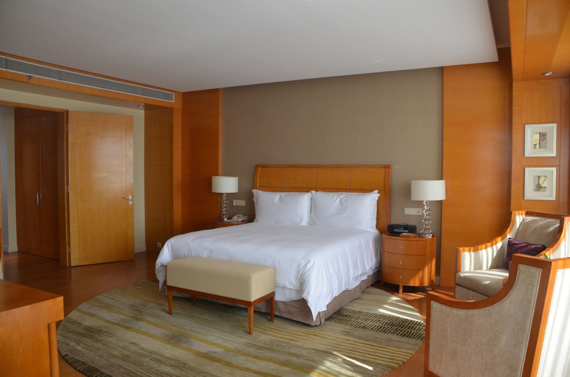 EXECUTIVE, SUITE, KING BED