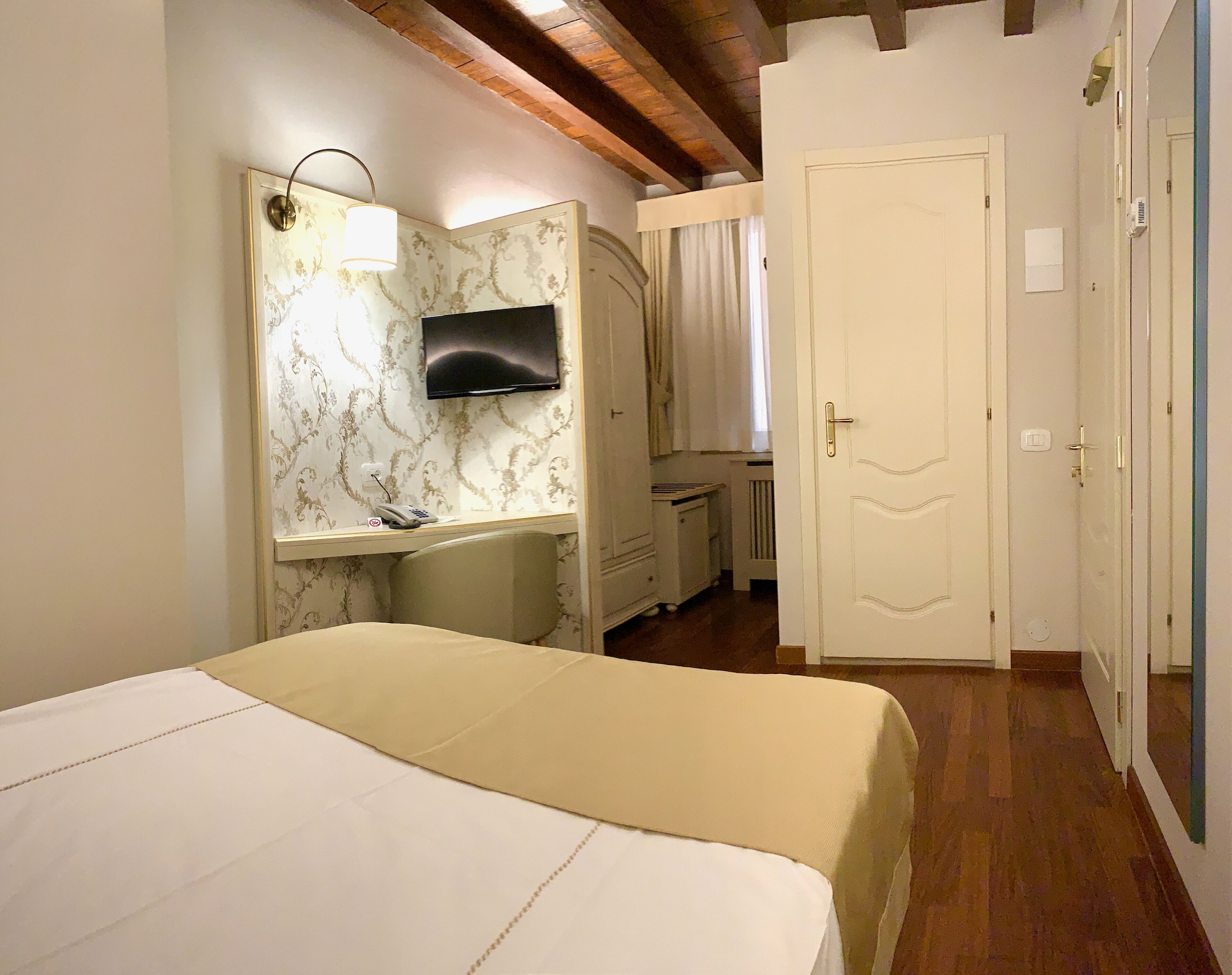ROOM, SINGLE