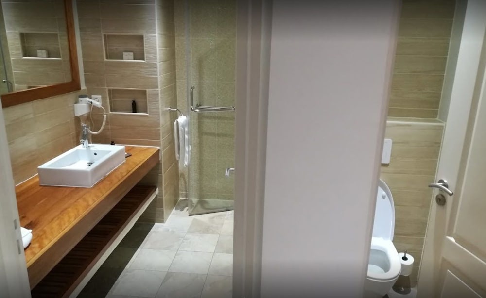 Royal Beach Hotel & Spa 82/84