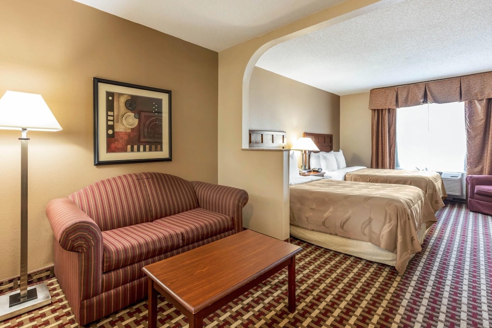 Quality Suites Paducah KY 33/57