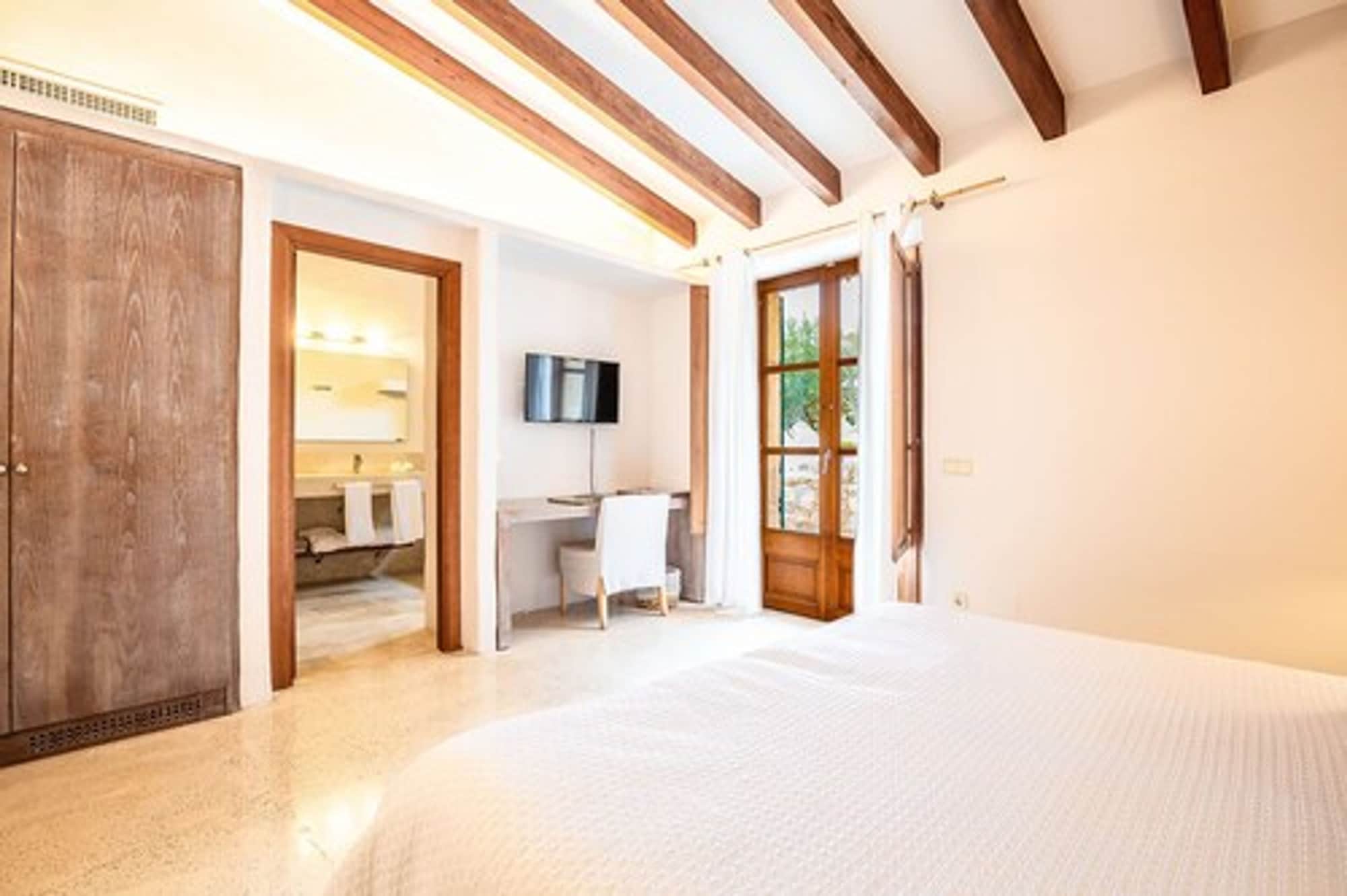 غرفة بسرير كوين بشرفة، Romantik Hotel Cases de Son Barbassa 2/5
