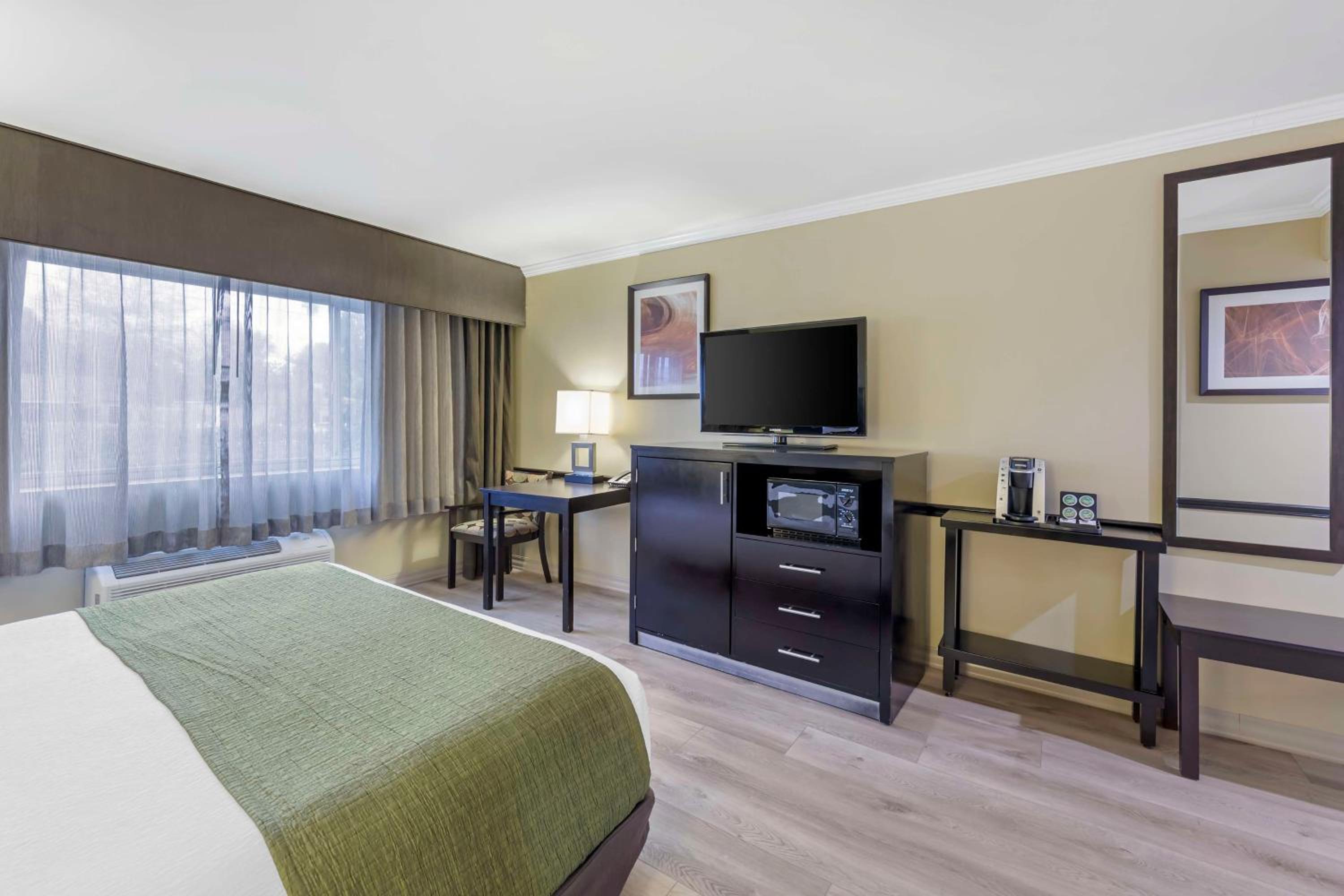 غرفة بسرير كينج بحوض استحمام لذوي الإعاقة، Best Western Canoga Park Motor Inn 3/5