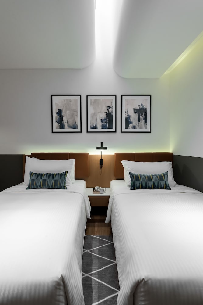 Skylight, Studio, Twin Beds
